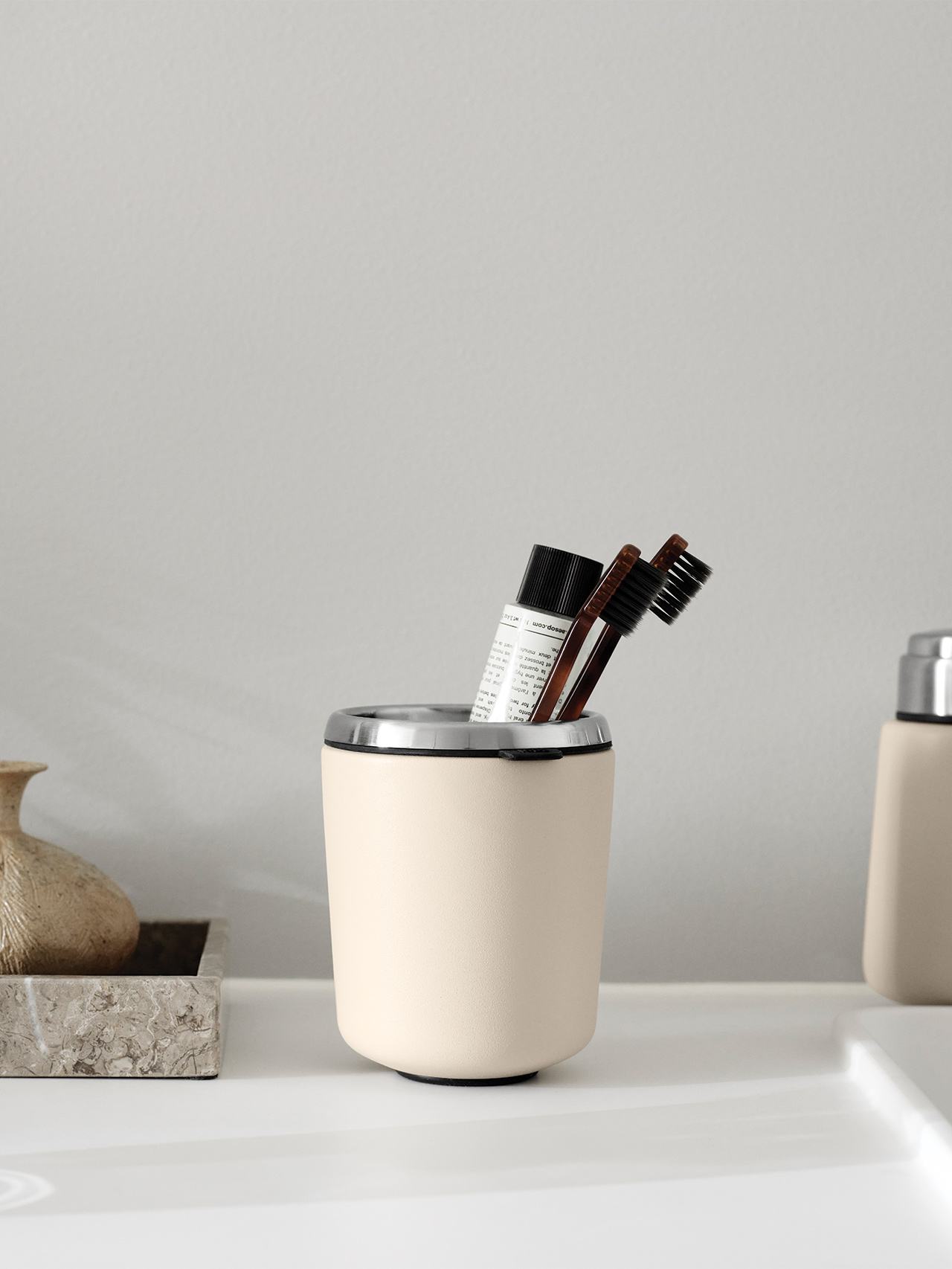 vipp-7-toothbrush-holder-beige-p-2.jpg