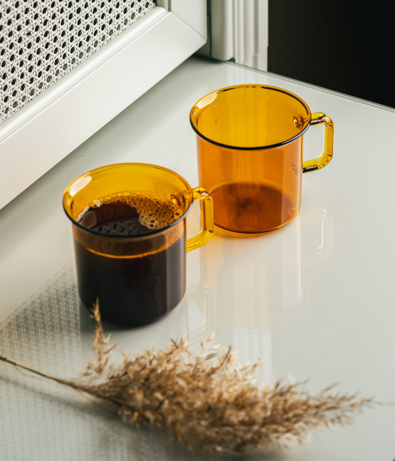 muurla-glassmugs-amber-setting-2jpg-800×933.jpg